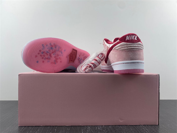 Nike S.B Dunk Low StrangeLove Skateboards CT2552-800