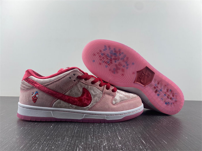 Nike S.B Dunk Low StrangeLove Skateboards CT2552-800