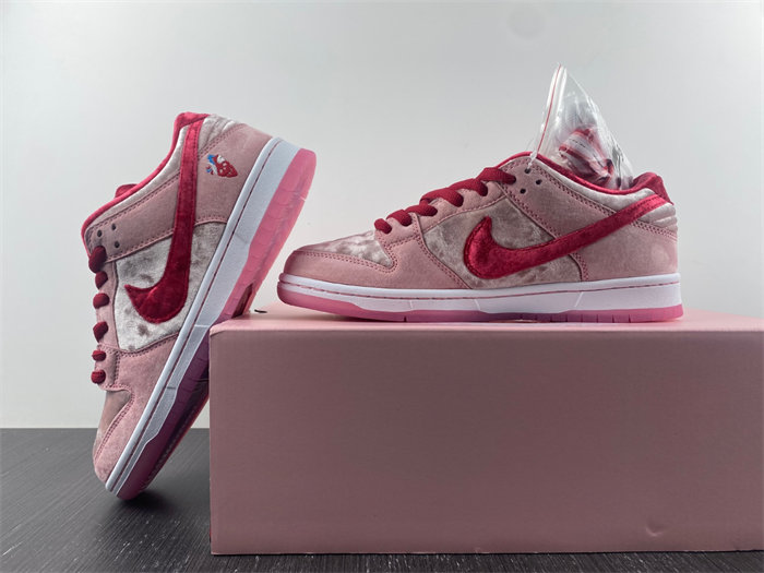 Nike S.B Dunk Low StrangeLove Skateboards CT2552-800