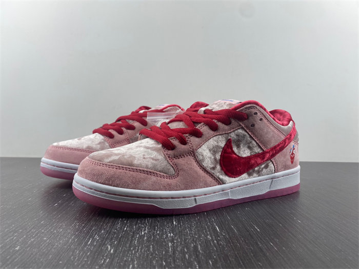 Nike S.B Dunk Low StrangeLove Skateboards CT2552-800