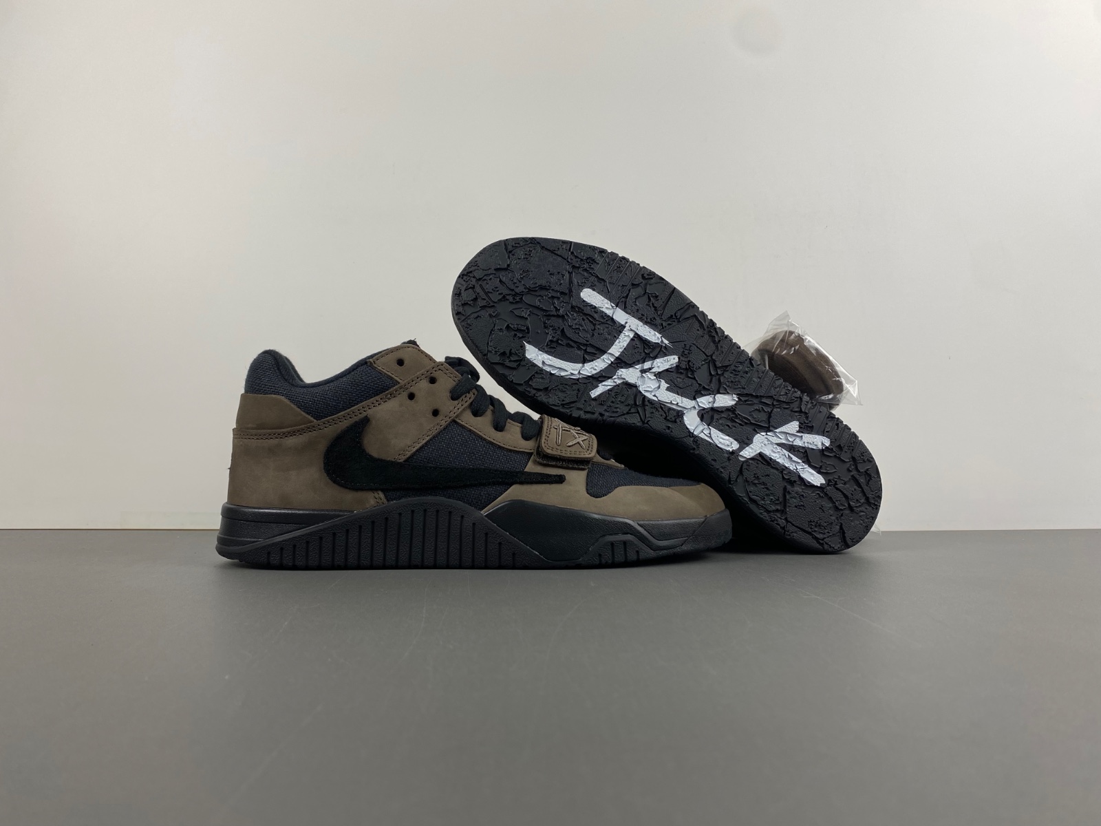Travis Scott x Air Jordan 1 Low JACK FZ8117-204