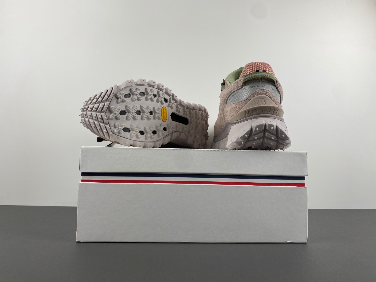 Moncler Milk tea tender pink